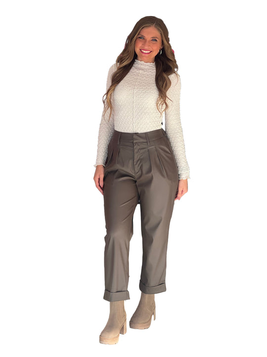 Bukser til kvinner i veganlær med folder foran 0