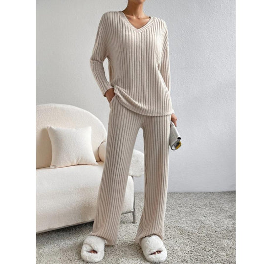 Dame To-delt Strikket Sett med Minimalistisk Design 1