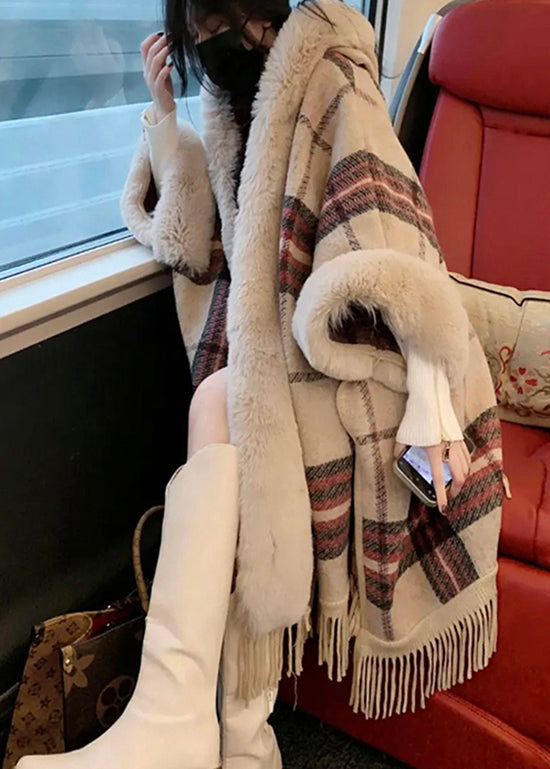 Dame Ullfrakk med Dusk Hette og Pelskrage 1