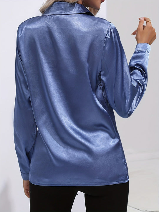 Damebluse i klassisk stil med glatt tekstur 1