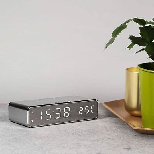 Digital Vekkerklokke med Trådløs Lader Minimalistisk Design 1