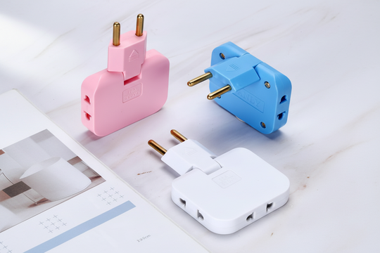 EU-stikkontaktadapter med 3 uttak og roterbart design 4