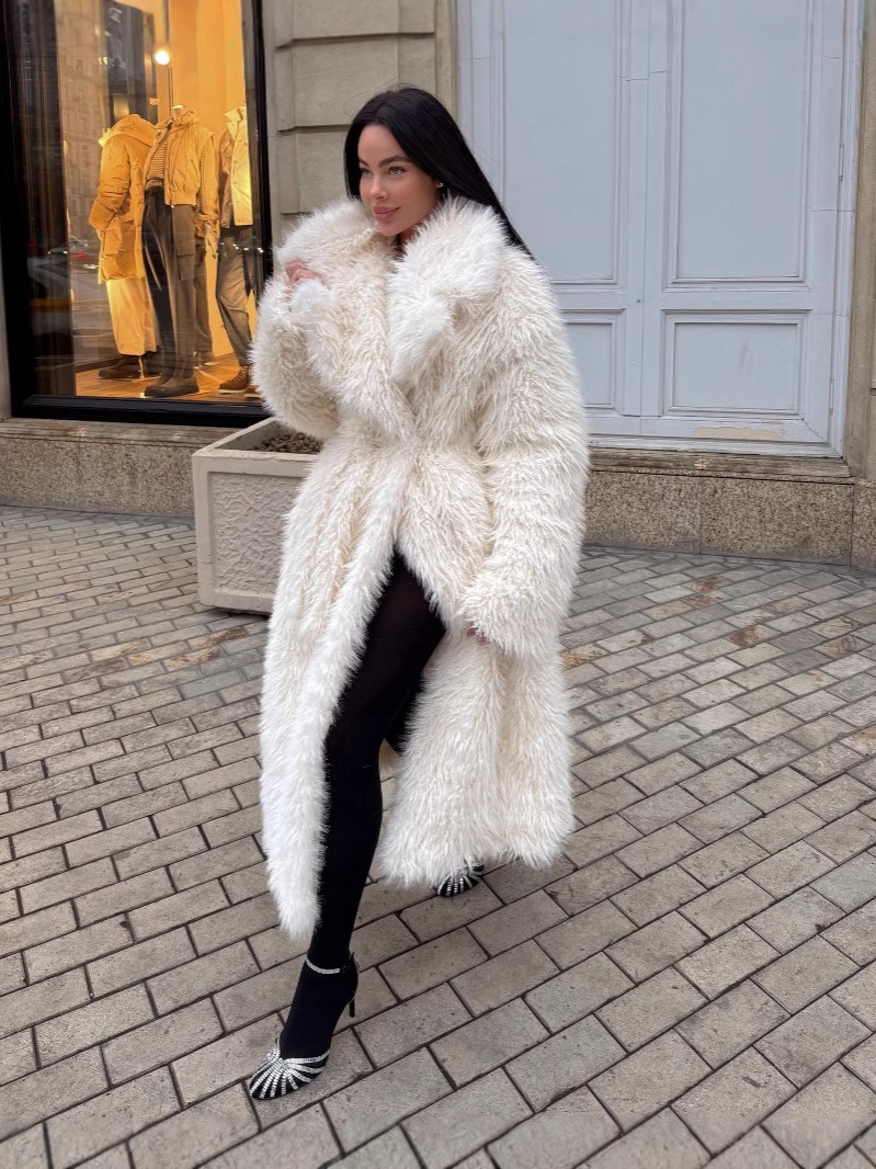 Kvinne Mid-Length Jakke i Fuskepels med Oversized Passform 1