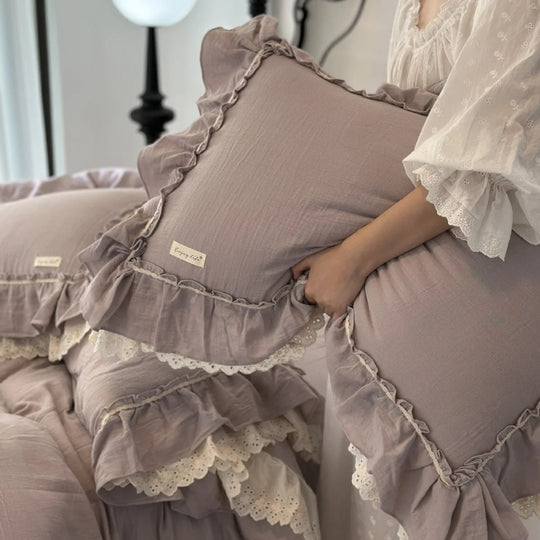 Kvinnens Sengetøysett med Rysjer og Broderi 3