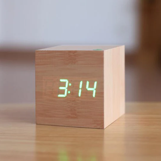 Moderne Digital Treklokke med Minimalistisk Design 3