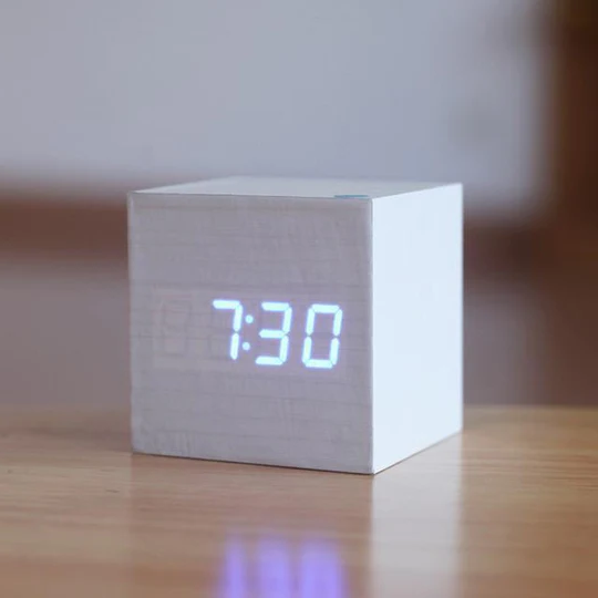 Moderne Digital Treklokke med Minimalistisk Design 4