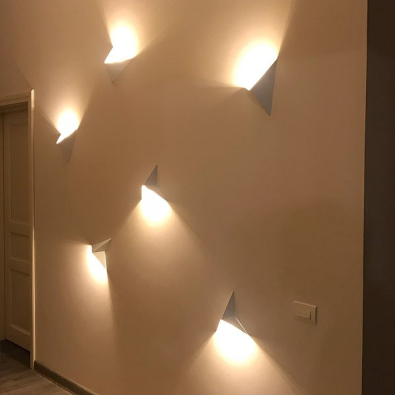 Moderne Vegglampe Triangulær Design 1