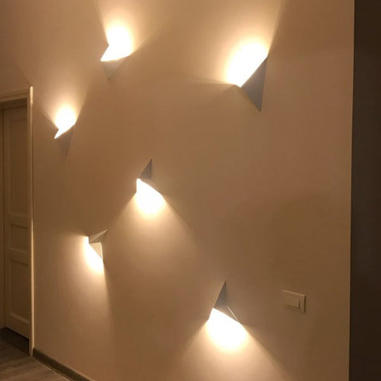 Moderne Vegglampe Triangulær Design 1