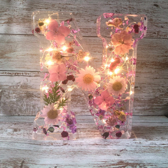 Nattlys med Tørkede Blomster i Alfabetdesign 11