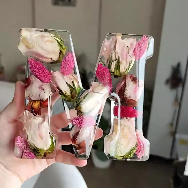 Nattlys med Tørkede Blomster i Alfabetdesign 2