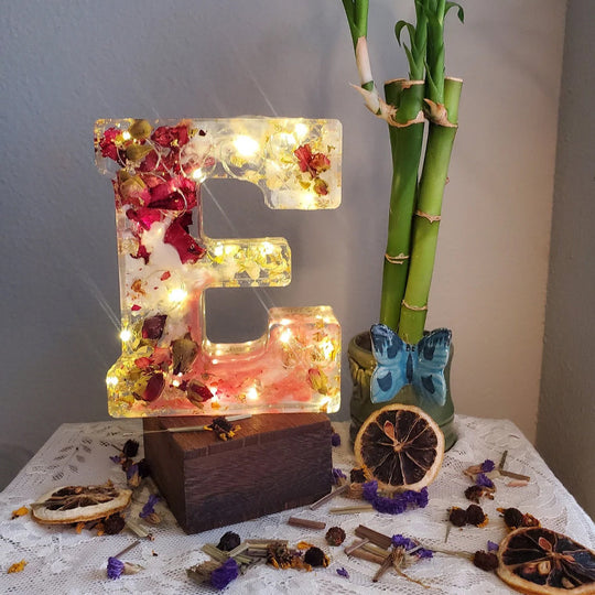 Nattlys med Tørkede Blomster i Alfabetdesign 3