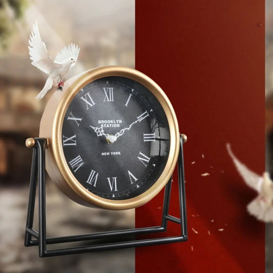 Retro skrivebordsklokke i metall 1