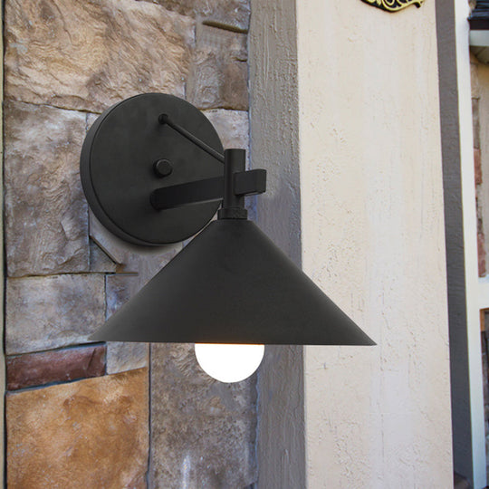 Vegglampe i industriell stil for utendørs bruk 1