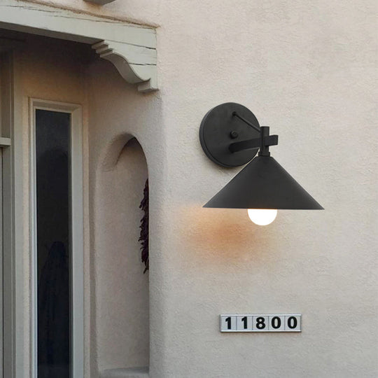 Vegglampe i industriell stil for utendørs bruk 4