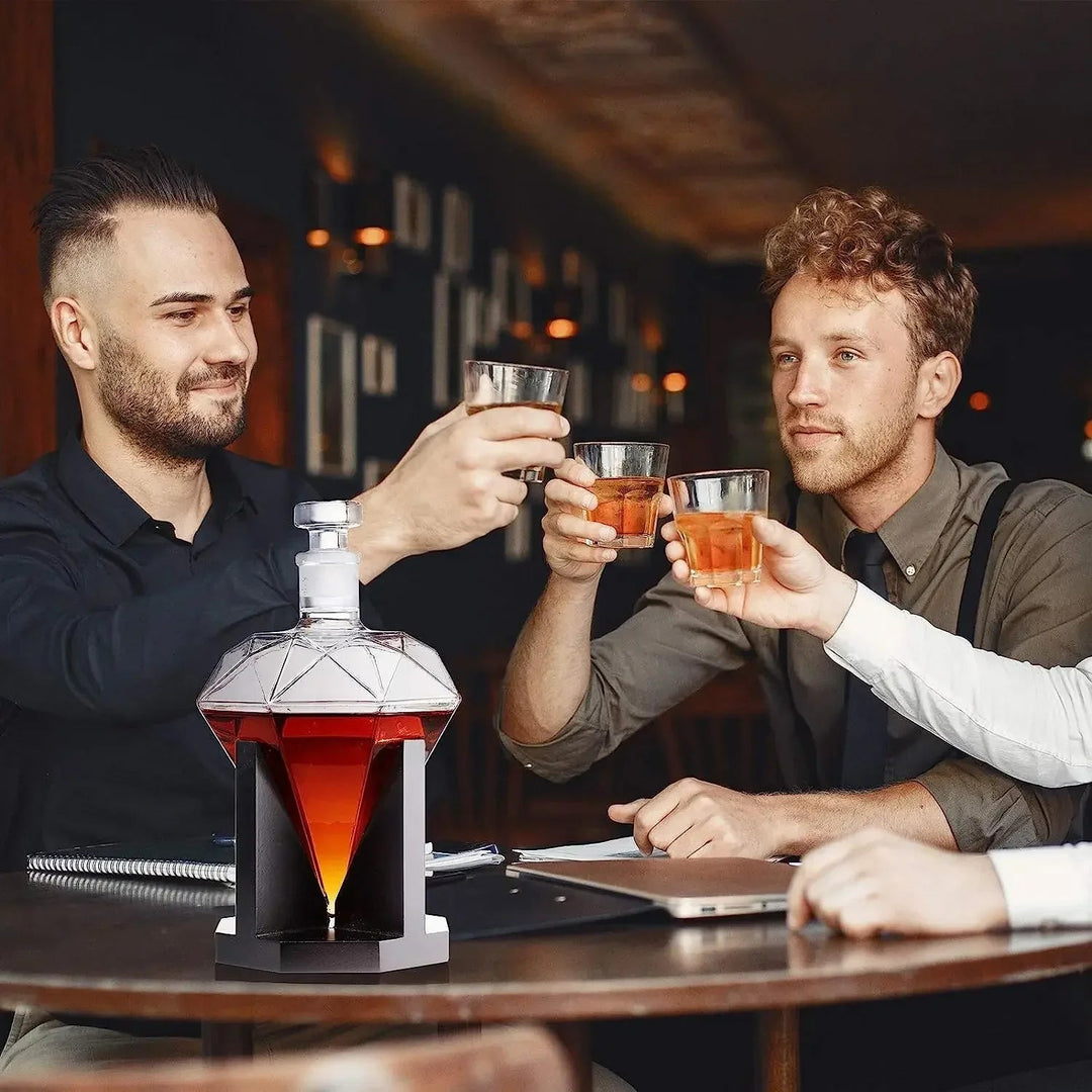 Whisky Karaffel Diamantformet med Treholder 3