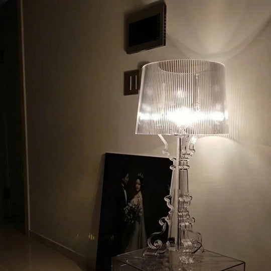 Bordlampe med justerbar høyde og barokkdesign