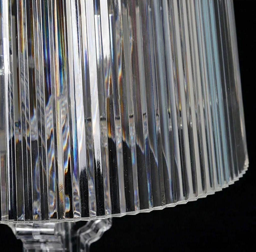 Bordlampe med justerbar høyde og barokkdesign
