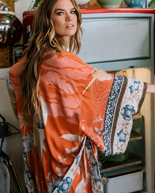 Damers Lange Kimono med Blomsterprint og Strikceintur