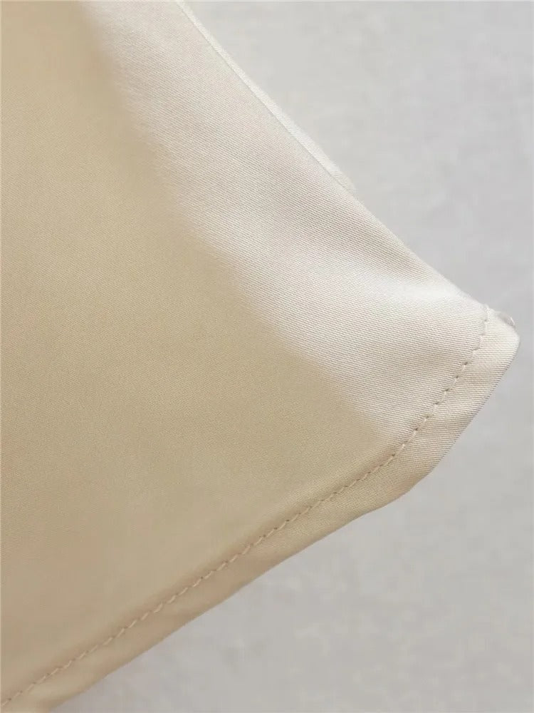 Lang kjole i sateng off-shoulder for kvinner