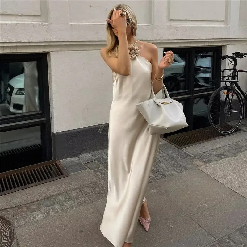 Lang kjole i sateng off-shoulder for kvinner