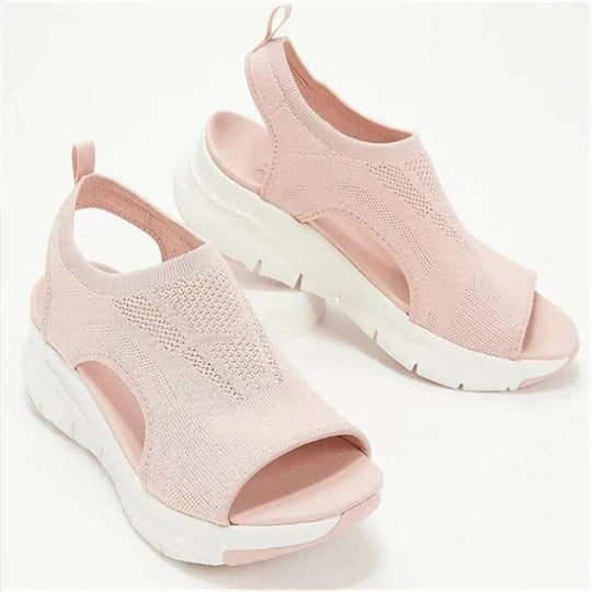 Plateformede sandaler med kile i mesh for kvinner