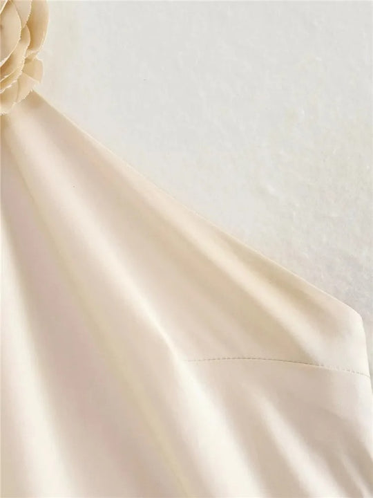 Lang kjole i sateng off-shoulder for kvinner