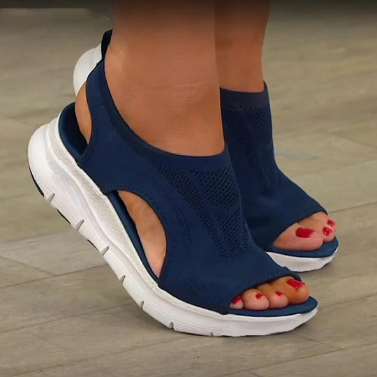 Plateformede sandaler med kile i mesh for kvinner