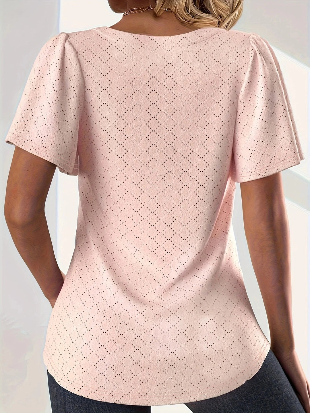 Damebluse med volanger og hull
