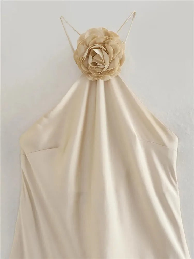 Lang kjole i sateng off-shoulder for kvinner
