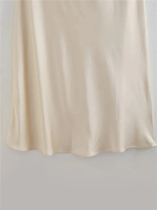 Lang kjole i sateng off-shoulder for kvinner