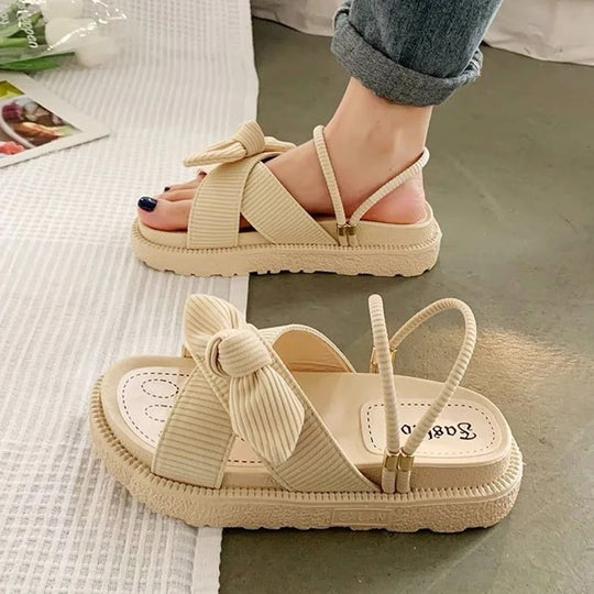 Plattformerte sommersandaler for damer