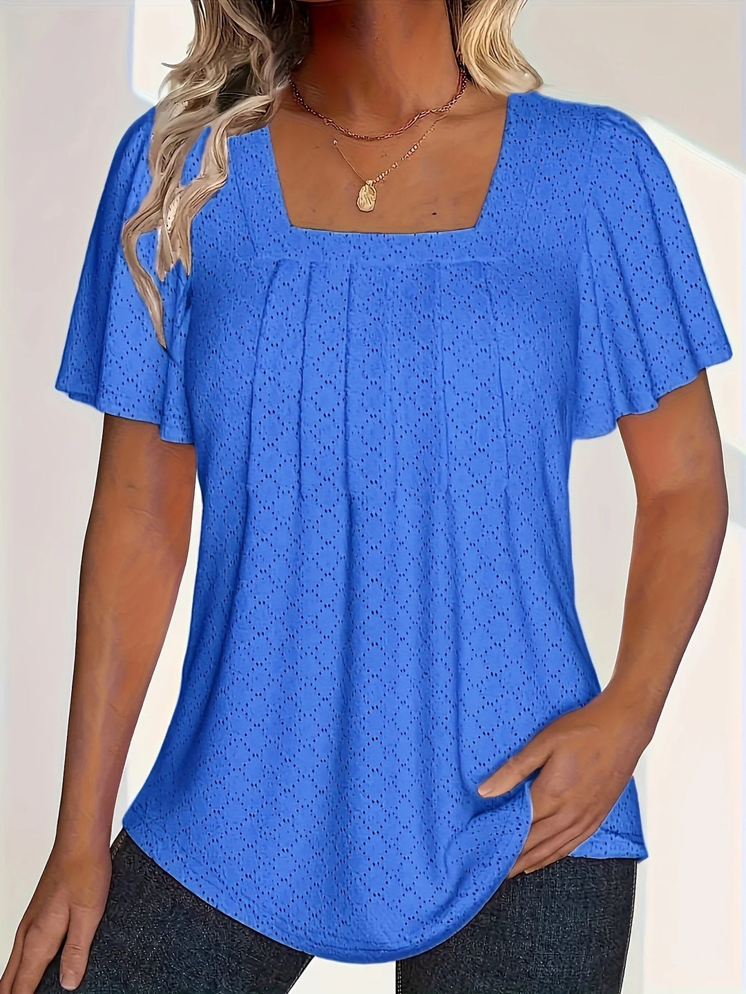Damebluse med volanger og hull