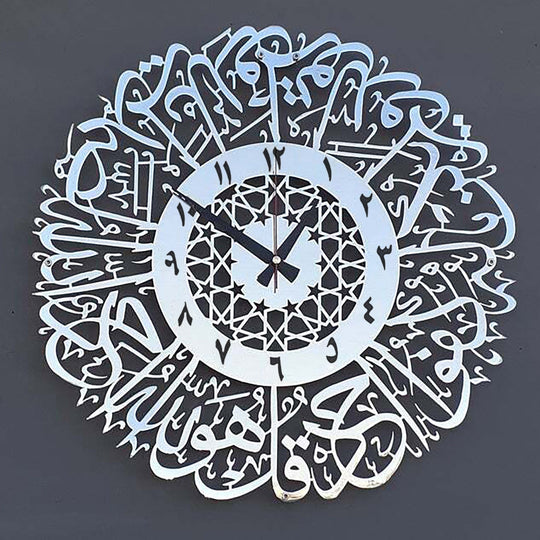 Veggklokke for arabisk kalligrafi